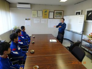 初日の午前中はトナミ鉄工の吉岡社長の講義からスタートです