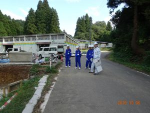 堆肥舎の建設現場の見学で、所長に説明を受けています