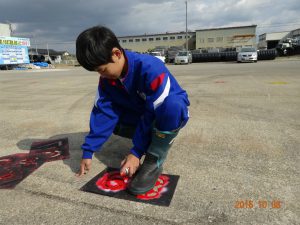 午後からは現場事務所前の駐車場の区画線を引きます、ナンバーリングのスプレー10番