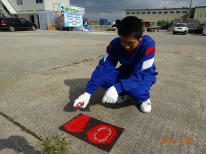 区画線を引き、ナンバーリングのスプレーをします11番