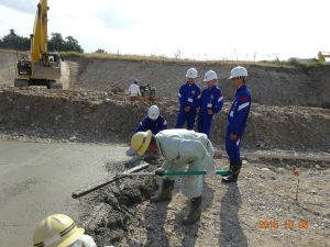 山王川用水路現場の調整池の中のコンクリート打設の見学です。 
