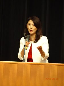 森川先生の講演中です。表情も豊で、身振り手振りも大きいですね。