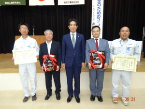 安全衛生優良表彰を受賞された方たちです。 左から建築部 福島健二さん、 株式会社青山の社長 青山悟様、 (真中に上田社長)、 株式会社北陸建材社の社長 立野井亮様、 土木部 前田竜男さん。 おめでとうございます。
