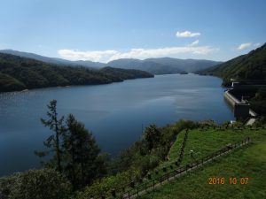 有峰湖。水を湛えてきれいでした。