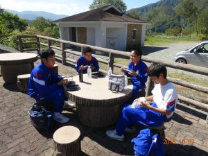 有峰湖の休憩所で弁当をいただきます。 ４人の雰囲気がよく出ています。