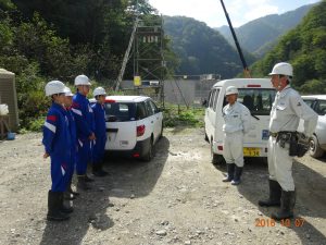 真川砂防堰堤の現場に到着し、挨拶から始めます