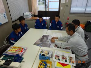 あいにくの大雨で河川も増水しているので写真で護岸工事の説明です。