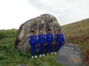 常願寺川の河原にある大場の巨石の見学です。400百トンの重さがあるそうです。立山カルデラからここまで土石流と共に転がって来たのです。