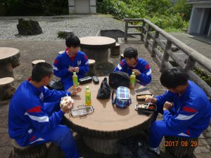 現場に向かう前に、有峰記念館で弁当を食べています。朝から小雨が降っていましたが、お昼には晴れました。