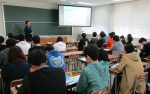 平成２９年１１月１０日(金）　富山県立大学のF227教室にて、キャリア形成論の講演中の上田社長です。全１５回の講義の１４回目として地域から学ぶ「地域協働授業」で、地元企業の経営者としてお招きいただきました。地元企業へ関心を持っていただければ幸いです。