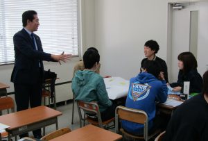 学生さんは環境・社会基盤工学科の３年生のみなさん。講演の後のグループワークの様子です。