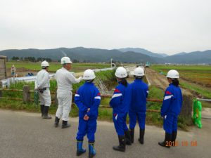 続いて徒歩で現場へ到着。 水路の水は流れていません。