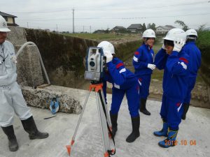 墨出しの実習です。 光波測定器でセンターラインをみています。その１