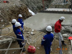 真川上流砂防堰堤の現場で島崎現場代理人から工事の説明を受けています。
