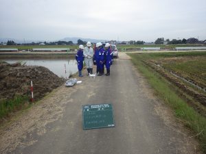 菊池所長から工事写真撮影用のドローンの説明を受けています。