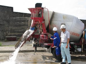 コンクリートミキサー車の操作をしています。水です。その２