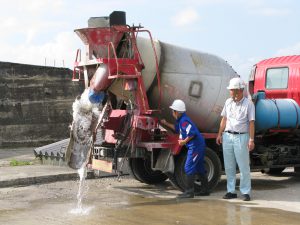 コンクリートミキサー車の操作をしています。水です。その３