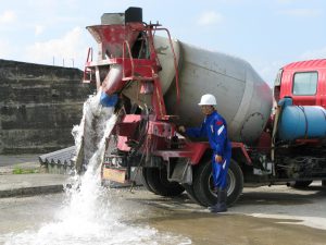 コンクリートミキサー車の操作をしています。水です。その４