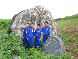 常願寺川の左岸にある大場の巨石を見学しました。数百トンもの立山カルデラから流れてきました。