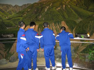 続いて立山砂防カルデラ博物館の見学です。 「崩れ」に関する20分ほどの３D映画を見た後、展示物を見学です。写真は立山カルデラの模型です。