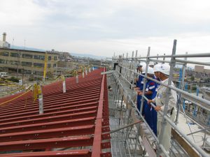 佐藤工業・砺波工業JVの砺波市立図書館の新築現場の屋根の上から見学中です。