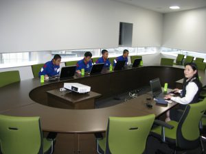 新社屋の３階大会議室で建築部の和下さんからCADを使用しての図面つくりを教わっています。